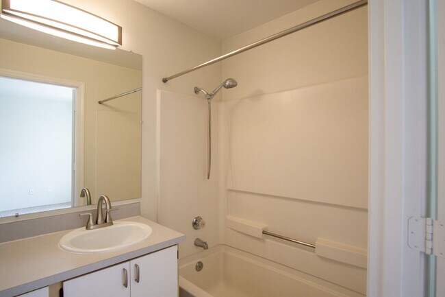 Building Photo - Bright & Spacious 2-Bed/2 Bath with W/D, D...