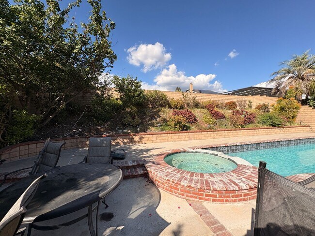 Building Photo - Rancho Cucamonga Gem – Stylish Single-Stor...