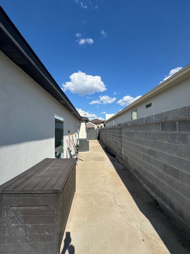 Building Photo - 1504 Ocaso Dr