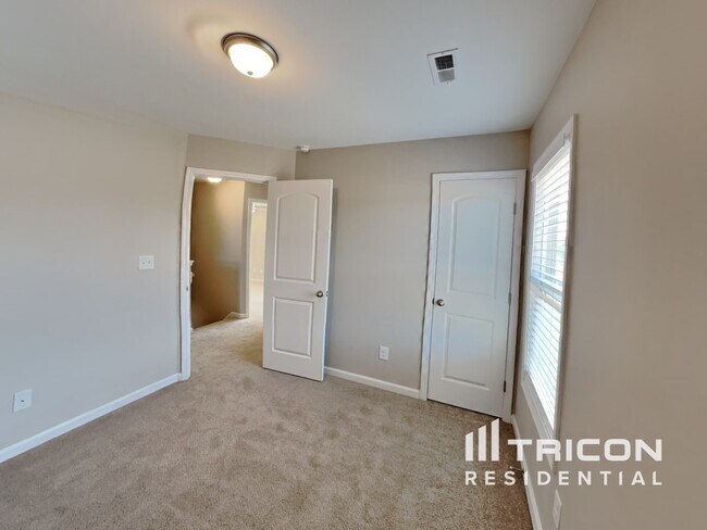 Building Photo - 345 Olde Pl