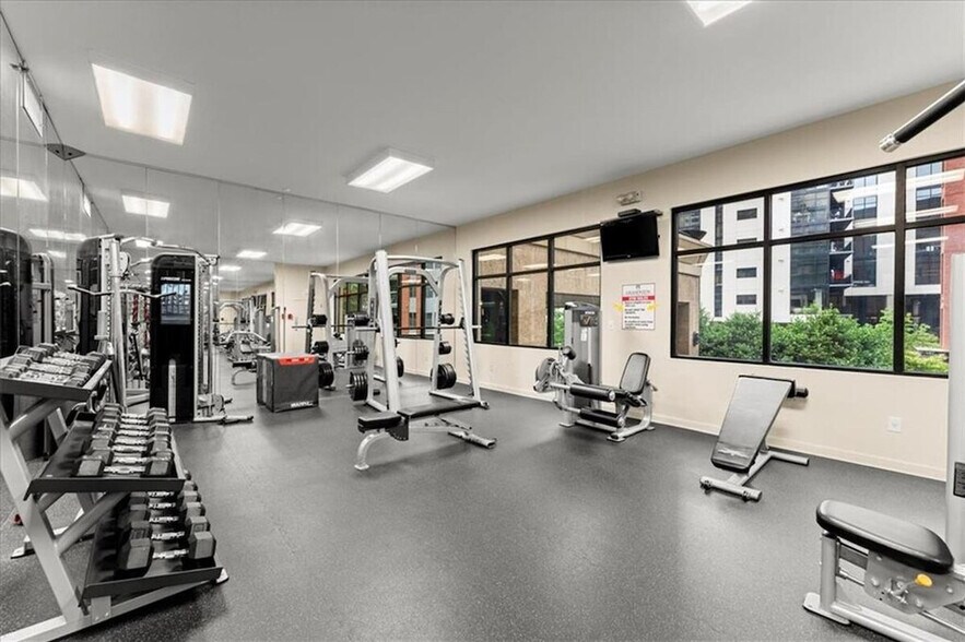 Building Photo - 3481 Lakeside Dr NE