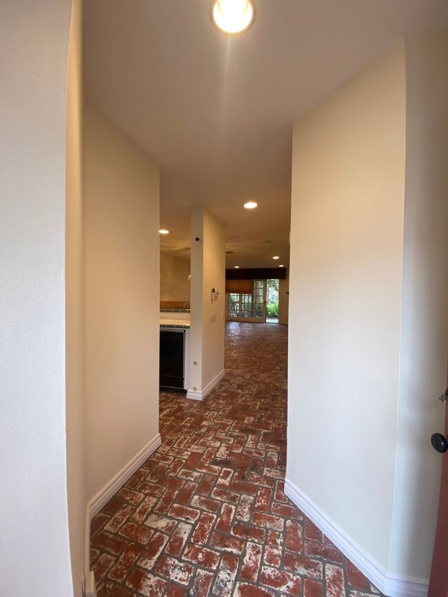 Building Photo - Two Bedroom Condo Close to Orange Circle