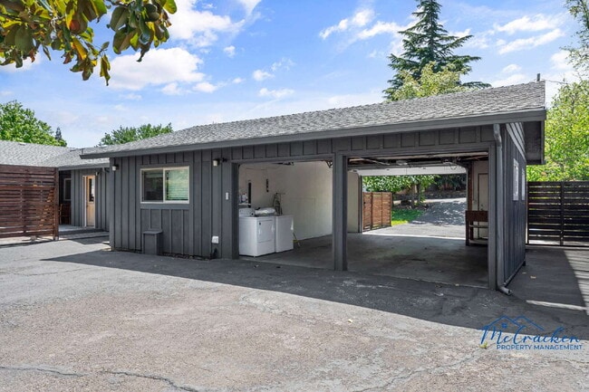 Building Photo - 1075 Bellview Ave