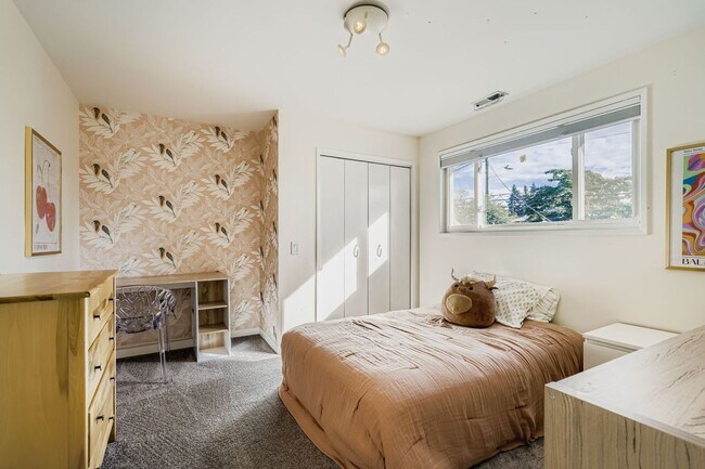 Building Photo - Bitter Lake Home