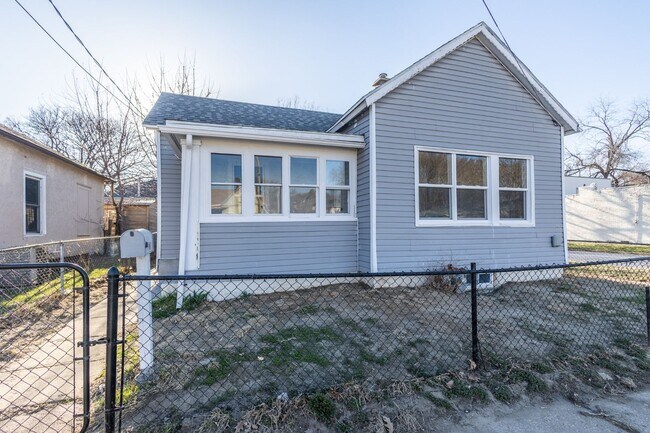 Building Photo - Adorable 1 Bed 1 Bath House with Detached Garage