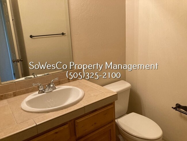 Building Photo - 3 Bedroom 2 Bath - three story home with Garage