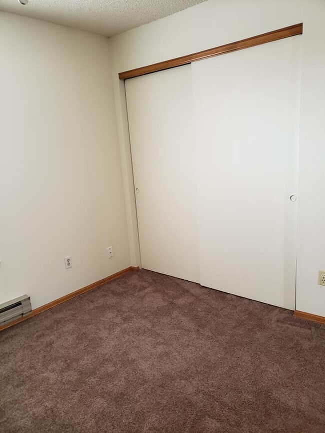 Building Photo - 1370 N Riverbend Dr