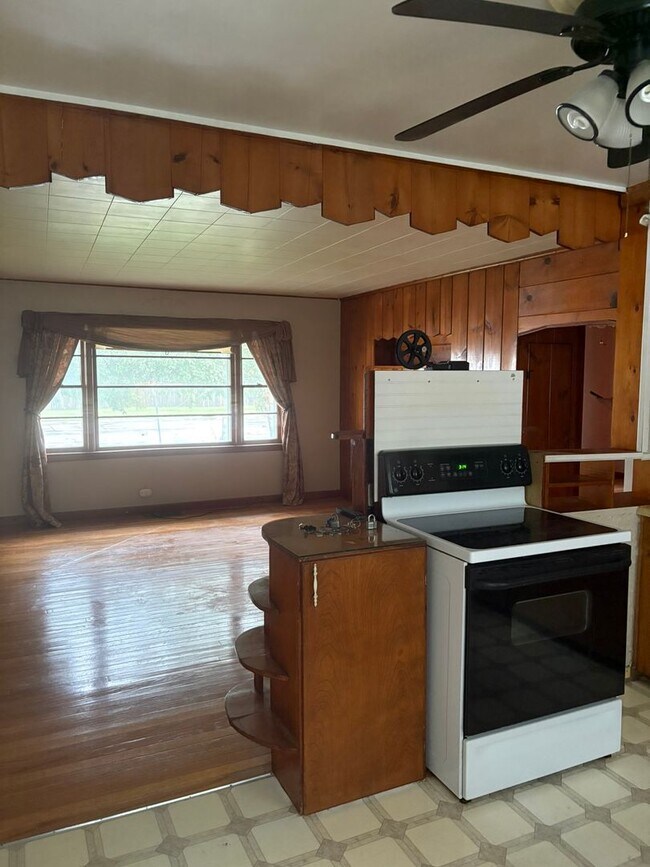 Building Photo - Charming Ranch Home With Attached Garage in Galesburg!