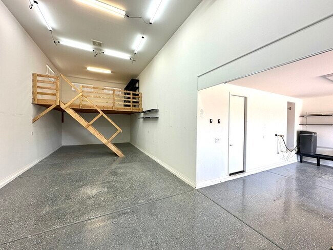 Building Photo - Massive RV Garage plus fantastic floorplan in Casa Vista