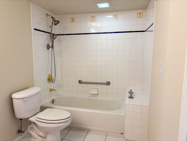 Building Photo - Spacious 4-bedroom, 3-bathroom home located in the Deer Run neighborhood