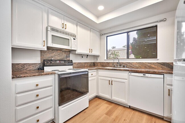 Building Photo - 28026 Ridgecove Ct N