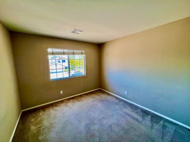 Building Photo - Sunridge Stunner! 4 Bedrooms!