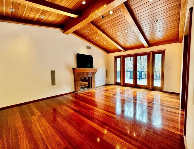 Building Photo - Private. Polished. Perfectly Larkspur.