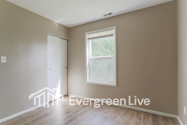 Building Photo - 1657 Eastbrook Dr S