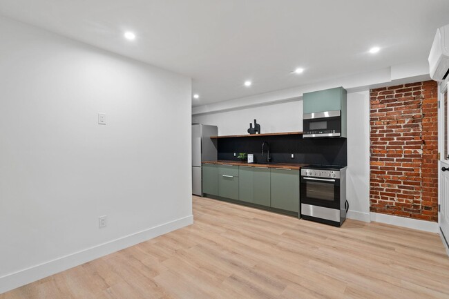 Building Photo - 117 Lander St