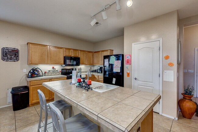Building Photo - Charming 5 Bed 3 Bath Tolleson Home with S...