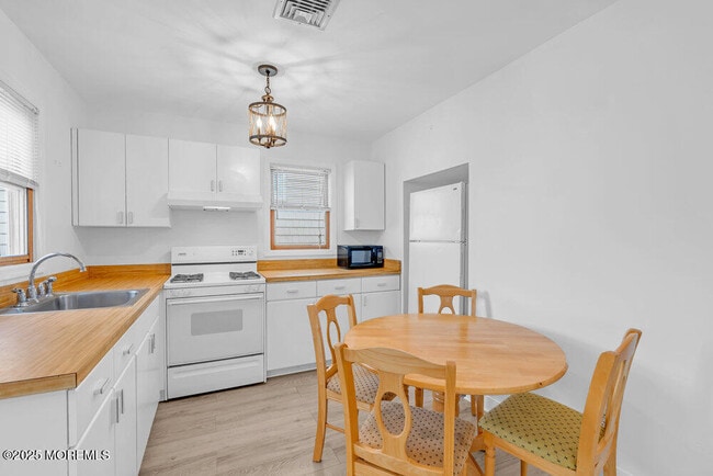 Building Photo - 202 9th Ave