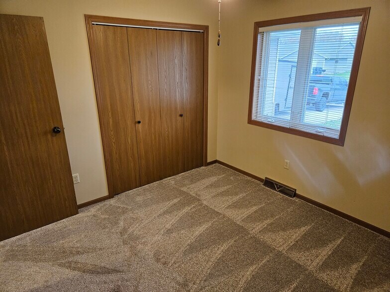 Building Photo - 1011 Pheasant Ln