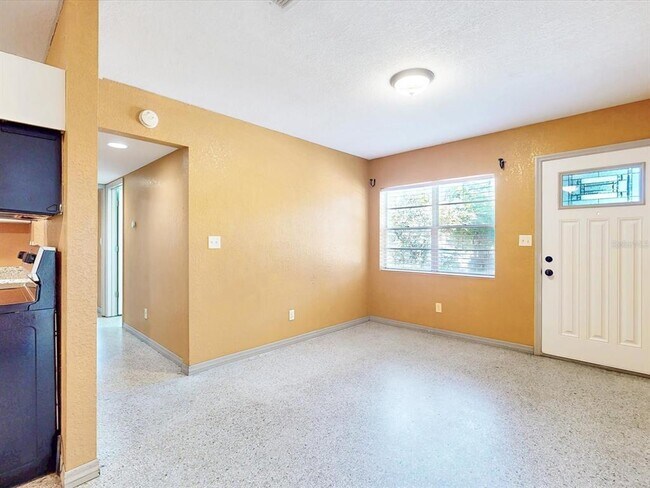 Building Photo - 2502 N Beaumont Ave