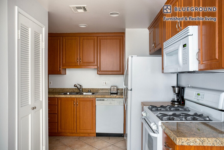 Building Photo - 467 S Arnaz Dr