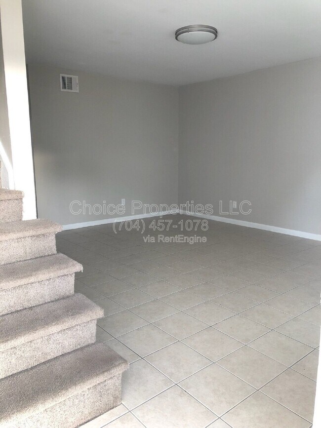 Building Photo - 5804 Cedars E Ct