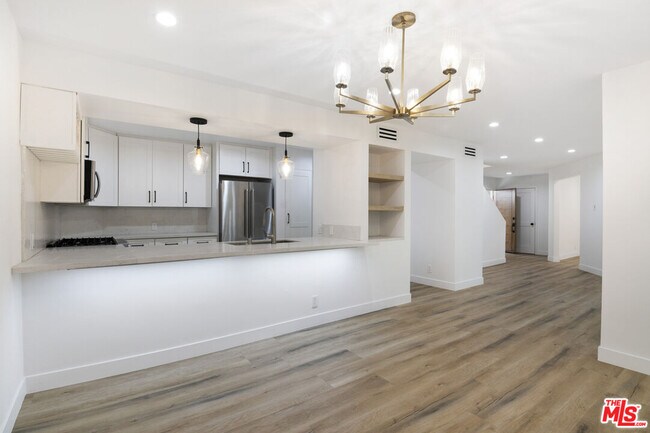 Building Photo - 824 Westmount Dr