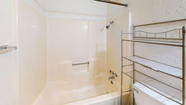 Building Photo - 728 SW 7th Pl