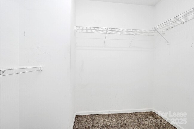 Building Photo - 2916 Dairy Farm Dr