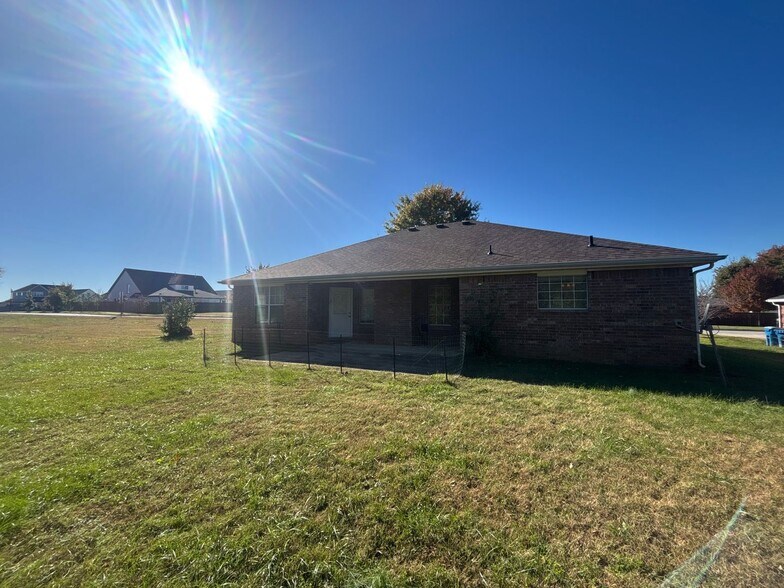 Building Photo - 1701 SW Elington St