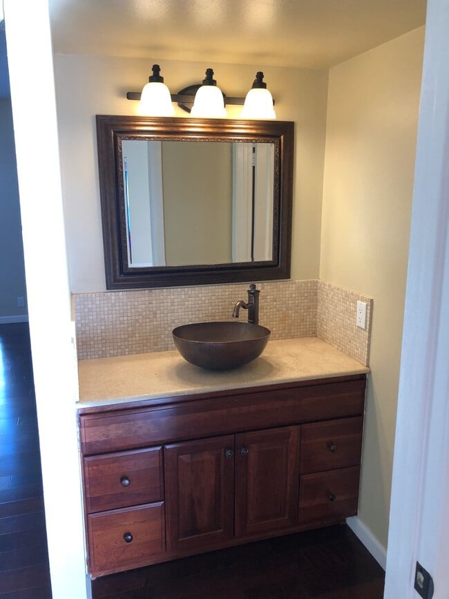 Building Photo - Great 2 bedroom condo, all utilities inclu...