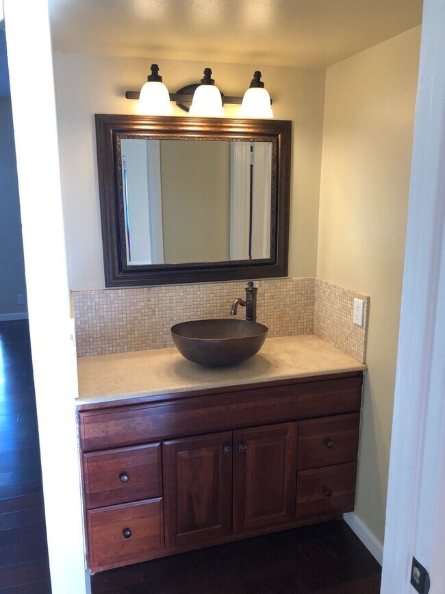 Building Photo - Great 2 bedroom condo, all utilities included, walking distance to Naval Postgraduate School and MPC