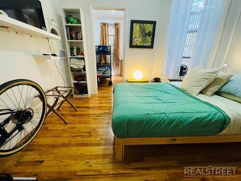 Building Photo - Newly Renovated Spacious 2BR in Heart of Park Slope