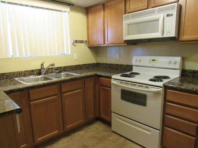 Building Photo - COZY 1 BEDROOM CONDO