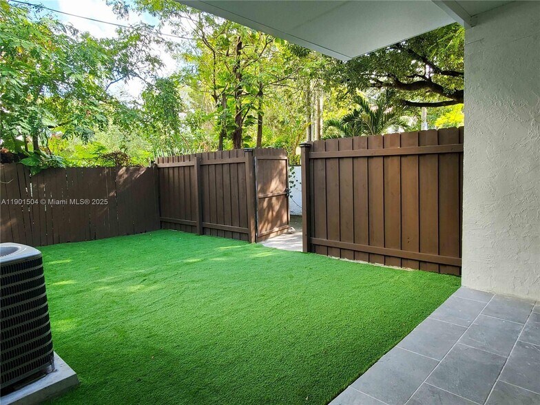 Building Photo - 1901 NW South River Dr