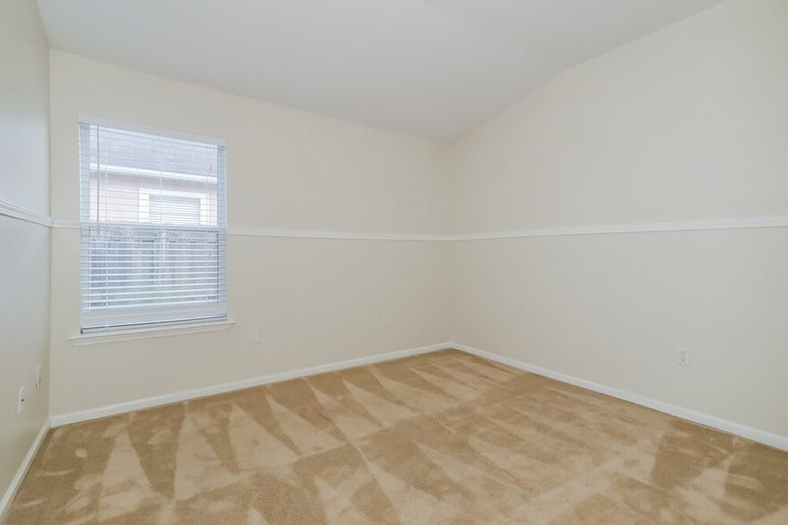 Building Photo - 2732 Woodsdale Dr