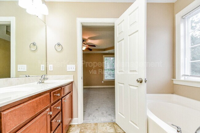 Building Photo - 225 Braxman Ln