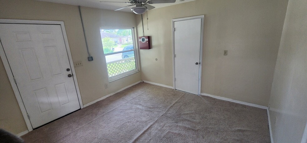 Building Photo - 303 Floral Dr