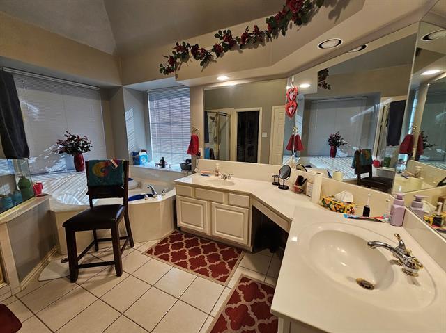 Building Photo - 3300 Glenmoor Dr
