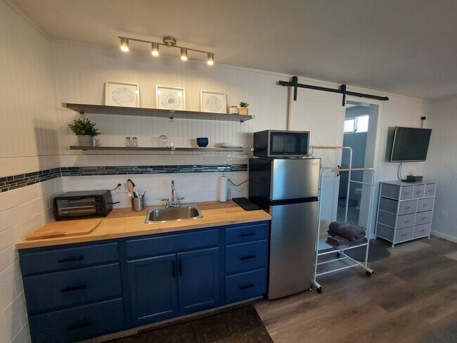 Building Photo - Adorable Studio ~ All utilities included!!