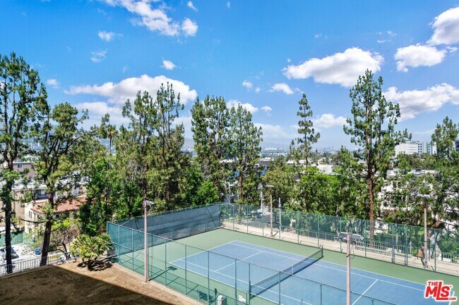 Building Photo - 100 S Doheny Dr