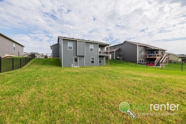 Building Photo - NOVEMBER FREE RENT!! 5 Bedroom 3 Bath Home close to schools and shopping!