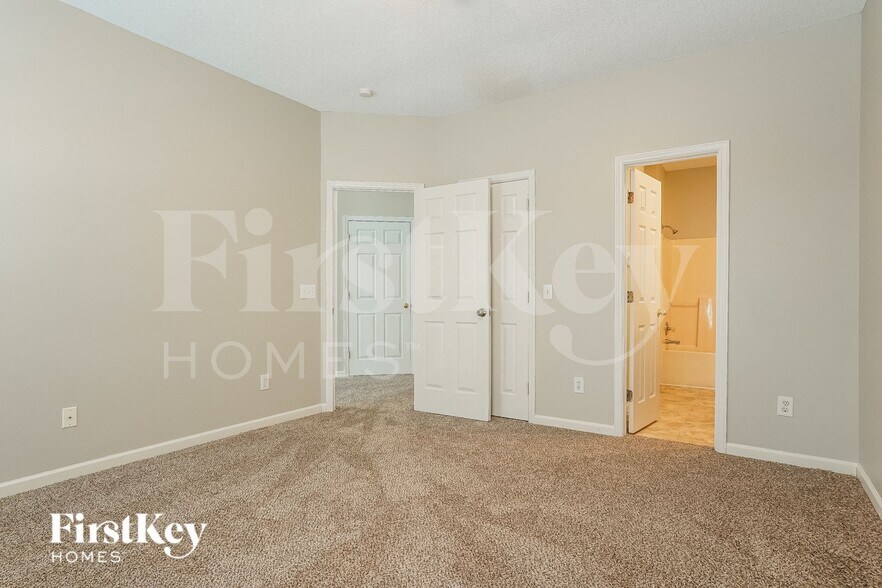 Building Photo - 6012 River Lake Cir