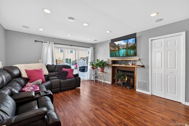 Building Photo - 12 Brook Dr