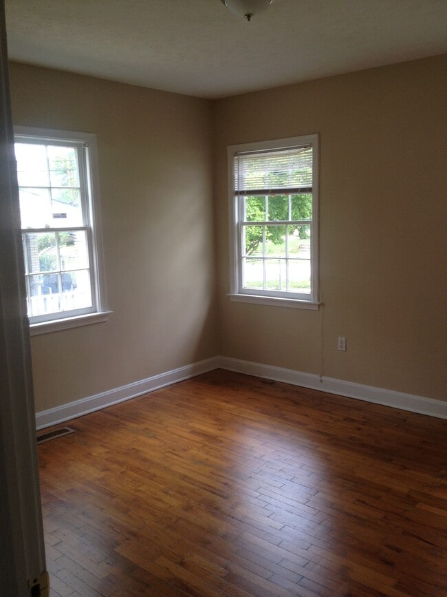 Building Photo - **AVAILABLE NOW**3 Bedroom / 2 Bathroom Ho...