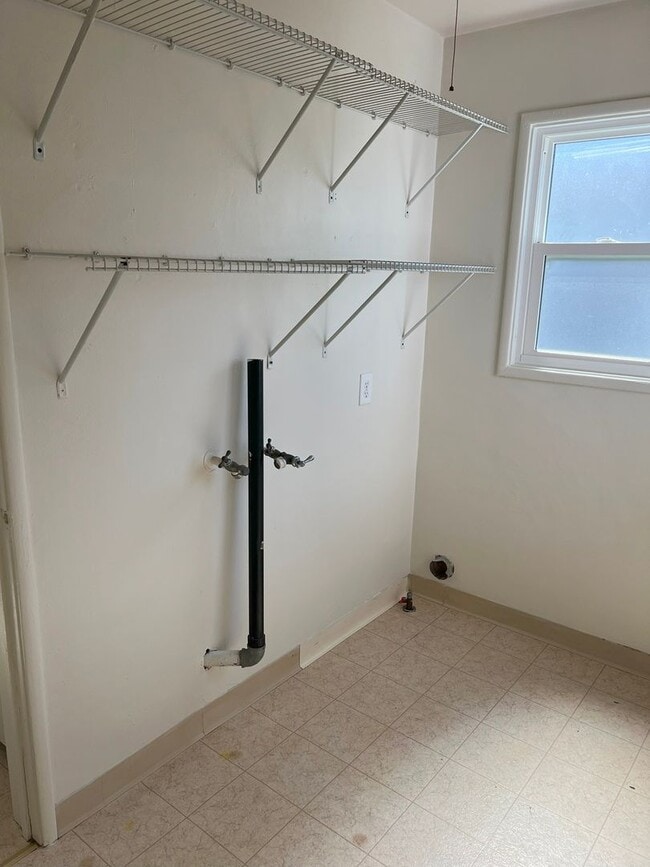 Building Photo - CHARMING 1bd/1ba DUPLEX TUCKED AWAY OFFTHE...