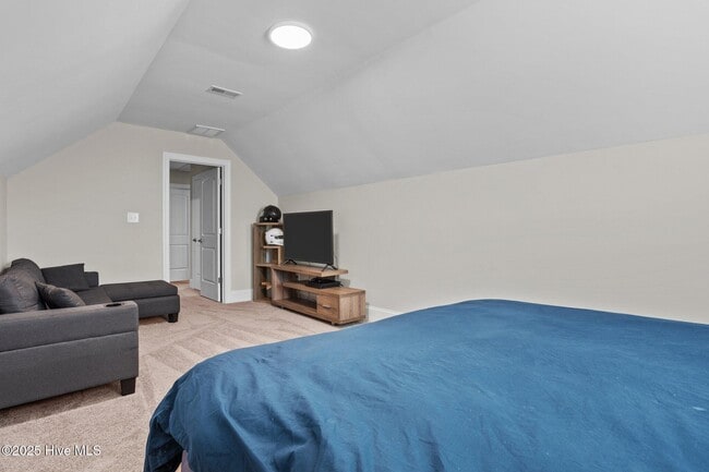 Building Photo - 127 Lark Dr