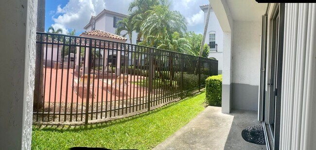 Building Photo - 725 SW 148th Ave