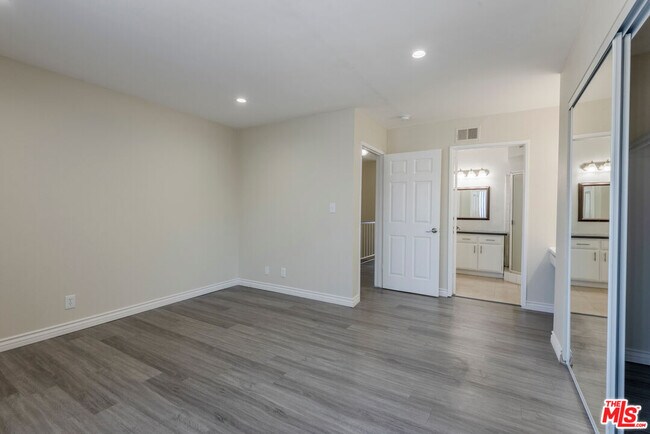 Building Photo - 11701 Oxnard St