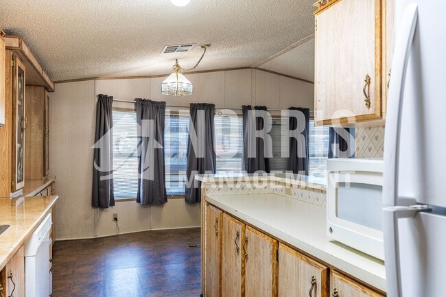 Building Photo - Great Location, Great Home with all Applia...