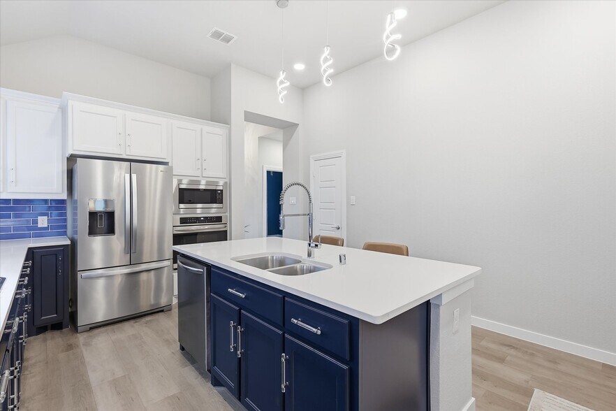 Building Photo - 2540 Elm Pl